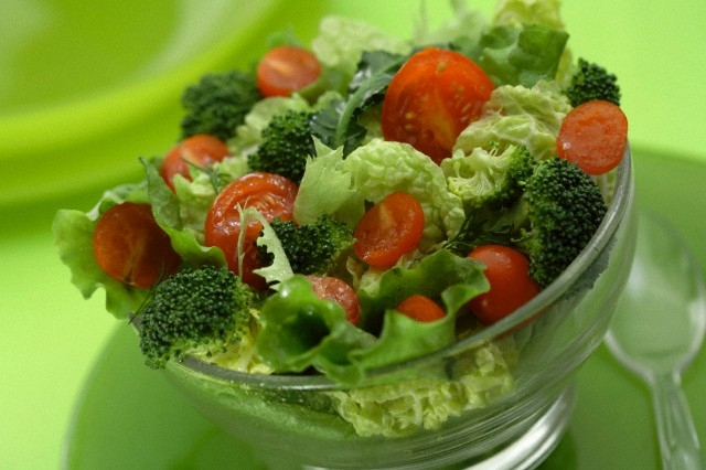 Brokkoli saláta dióval és vad rizzsel