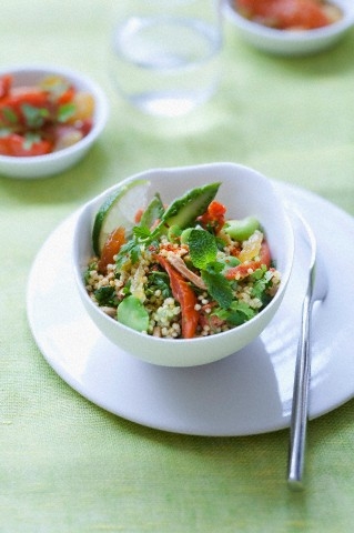 Meleg köles, sárgarépa és kelkáposzta saláta curry illatú öntettel