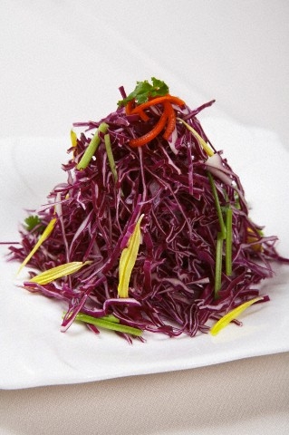 Édes-savanyú lilakáposzta, paprika és pácolt tofu