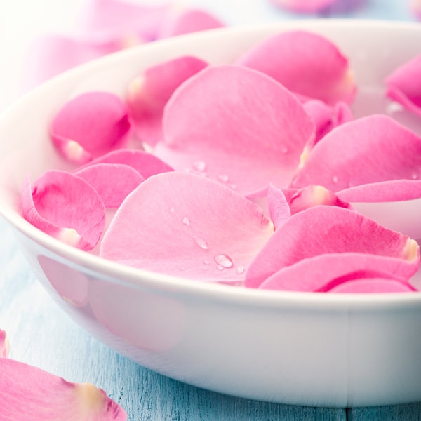 Rózsavíz: felhasználása, hatása és története