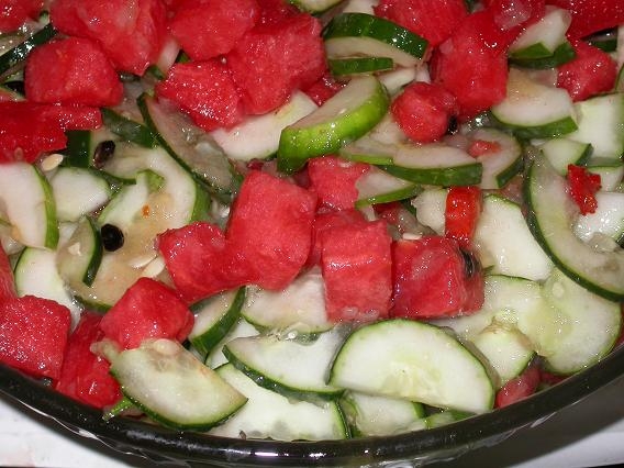 Uborkás, retkes, dinnyés saláta