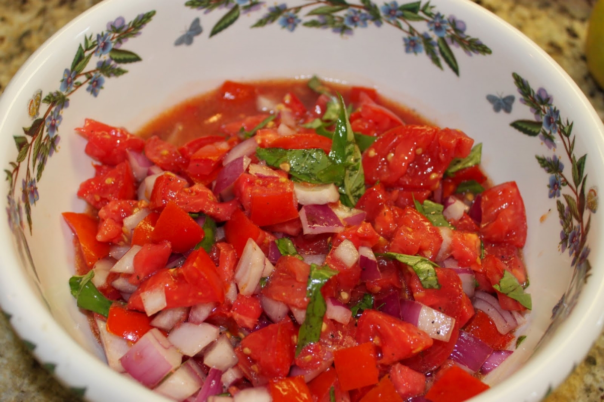 Fokhagymás paradicsomsaláta
