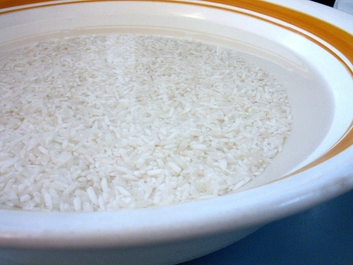 A rizsvíz elkészítése a haj számára